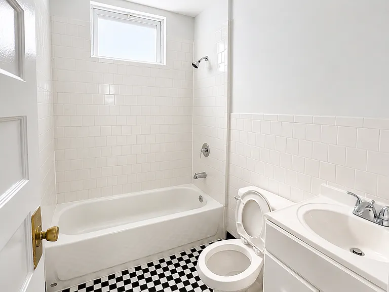 18-20 Rutland Ave #3 — Photo 2