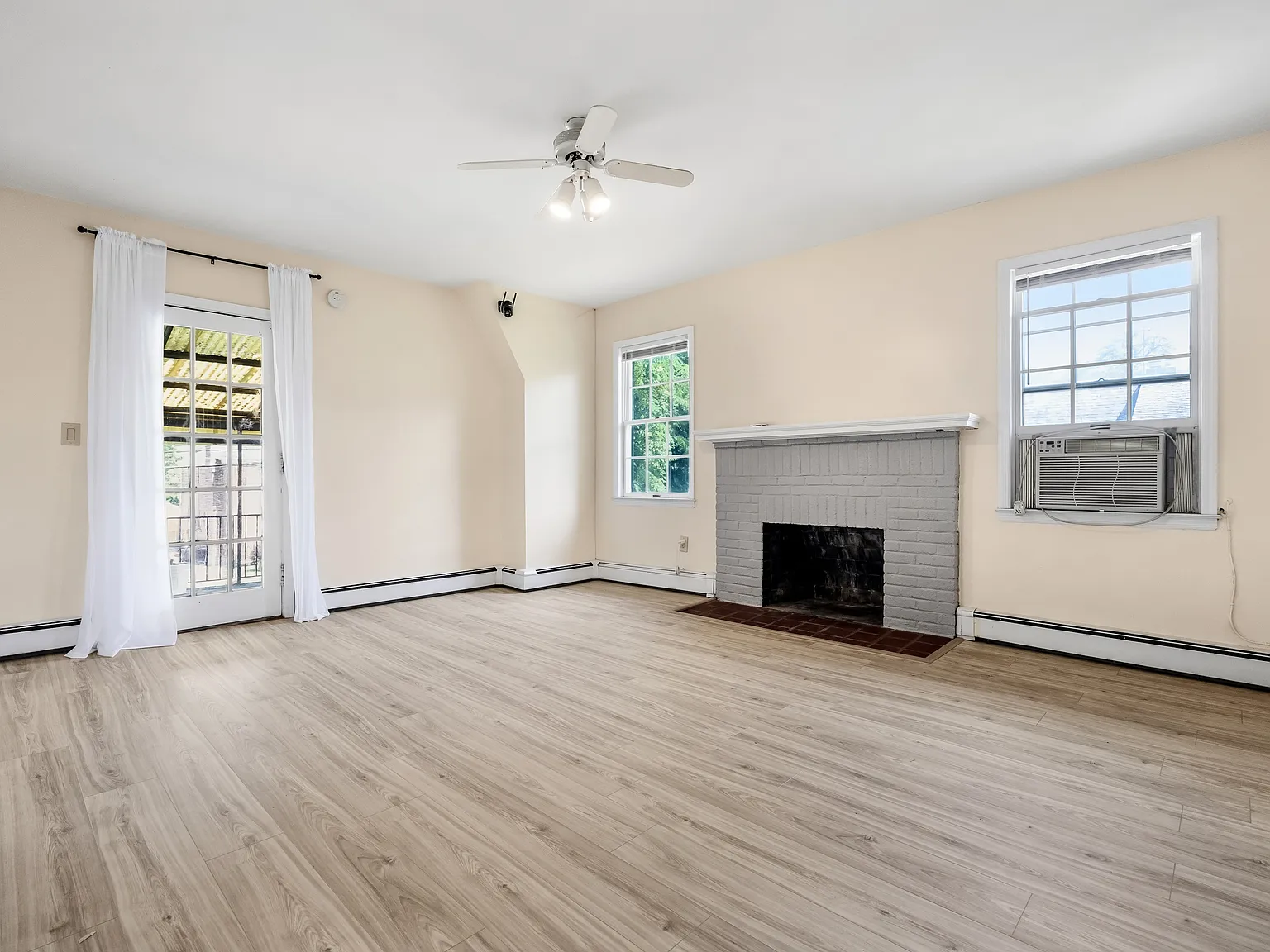 3 bed, 1500 sqft, $4,700 — Photo 2