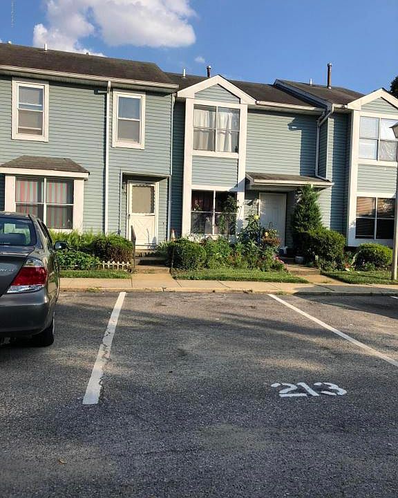 1st image of 215 Woodlake Manor Dr