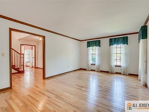 5th image of 194 Plainfield Rd