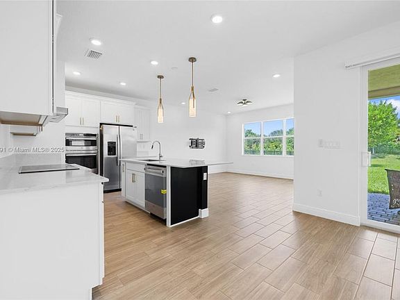 3rd image of 4048 Veleiros Ave #4048