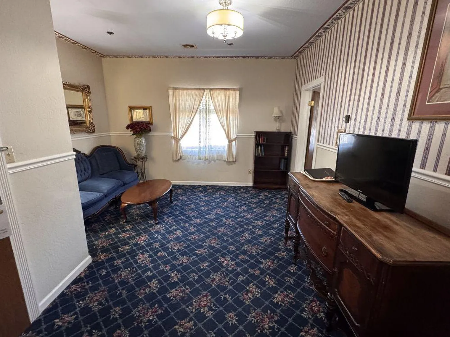 1 bed, 1.0 bath, 387 sqft, $4,162 — Photo 2