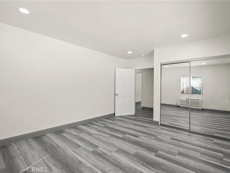 14335 Hamlin St — Photo 12