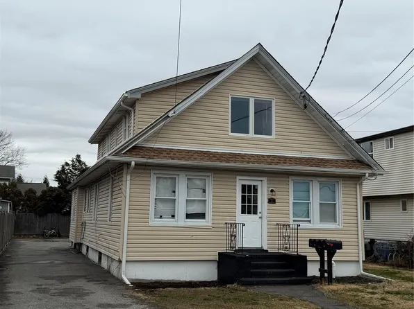 7 S Atlantic St, Bay Shore, NY 11706