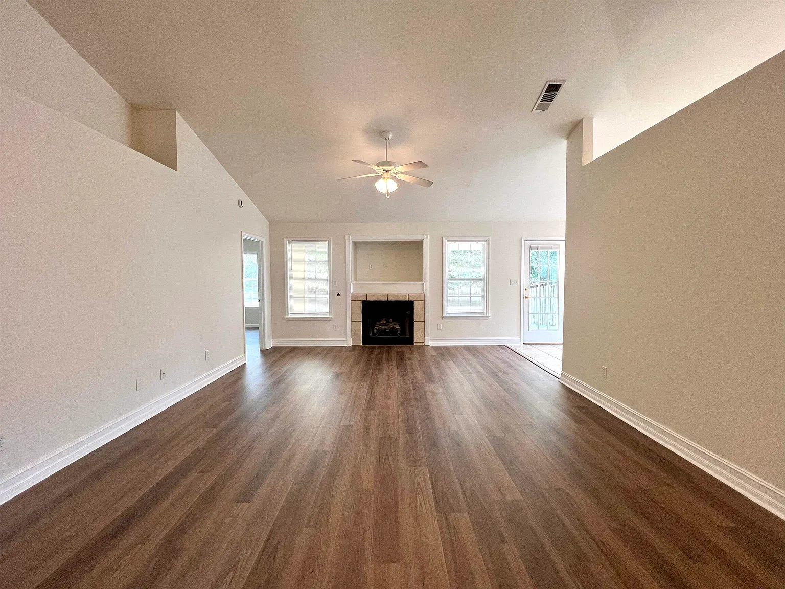 3 bed, 1412 sqft, $1,995 — Photo 2