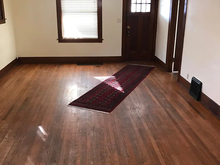 112 N Foster Ave — Photo 2
