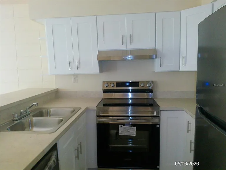 920 W Carole St — Photo 2