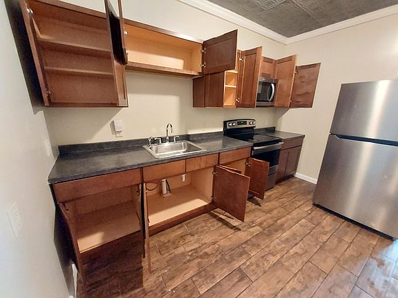 2nd image of 900 Glen Ave #1
