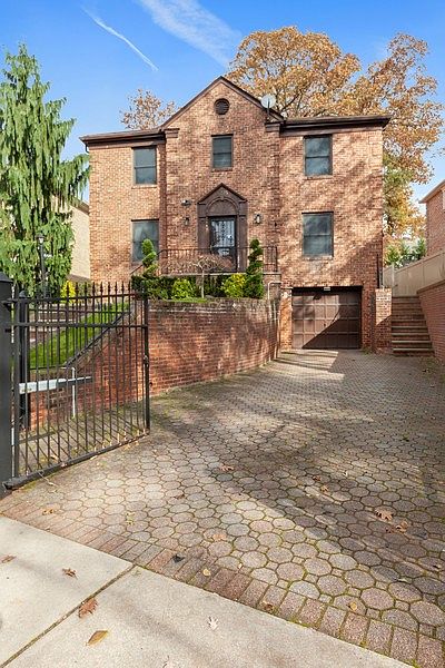 1st image of 8225 Surrey Pl