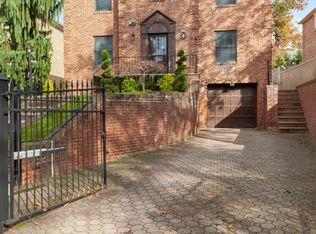 8225 Surrey Pl, Jamaica, NY 11432