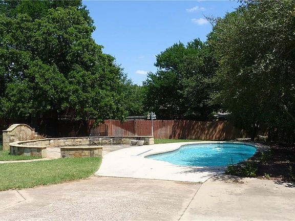 2nd image of 1205 Oakwood Trl