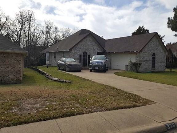 3rd image of 820 Woodridge Dr