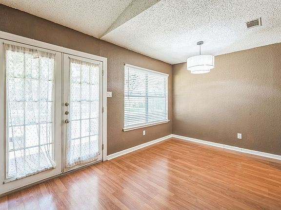 3rd image of 415 Honeysuckle Dr