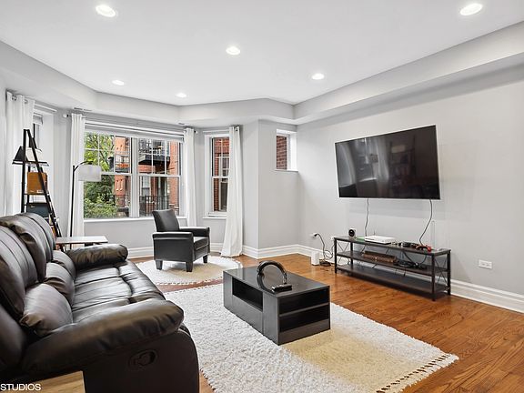 3rd image of 1257 W Granville Ave APT 1