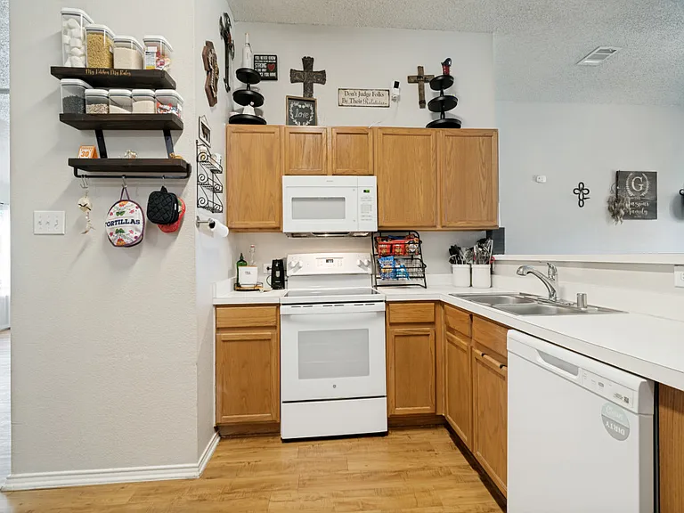 1109 Alexandria Dr — Photo 10