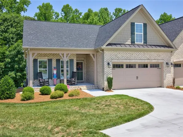 1201 Plantation Village Dr, Clemmons, NC 27012