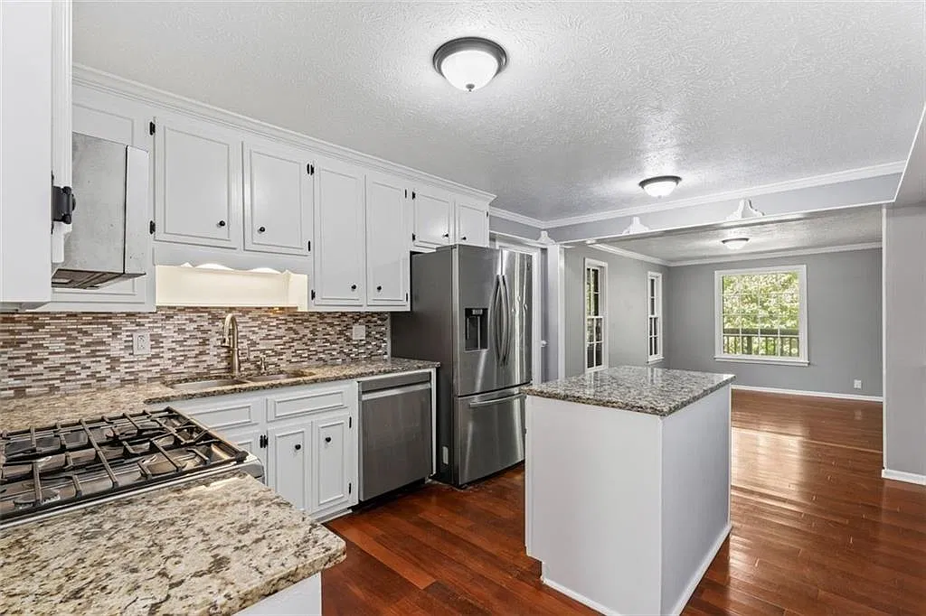 4 bed, 3.5 bath, 3475 sqft, $3,800 — Photo 3