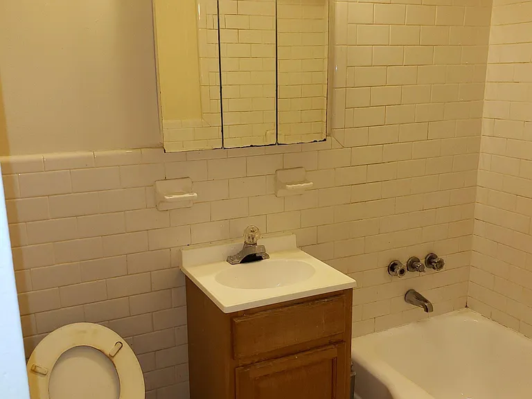 186-15 Hillside Ave — Photo 2