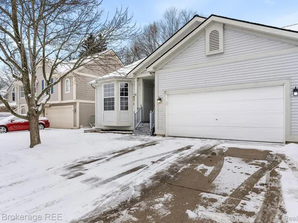 321 Lake Meadow Dr, Waterford, MI 48327