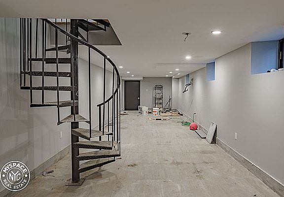 3rd image of 565 Saint Johns Pl APT 1R