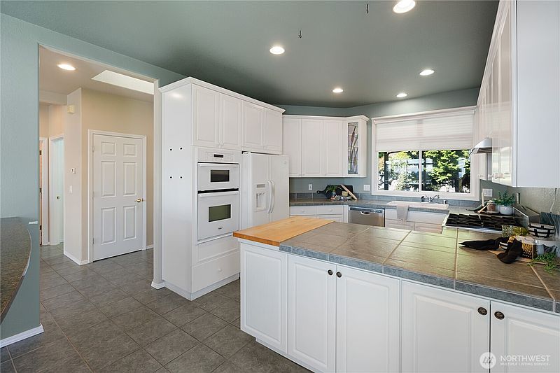 4th image of 3909 View Ridge #14