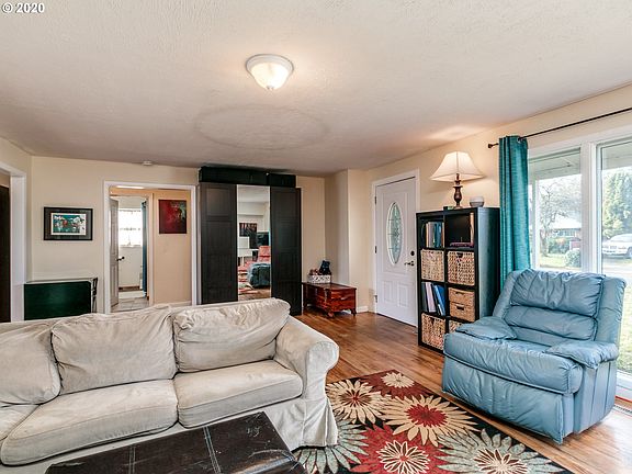 2nd image of 644 SE 11th Ave