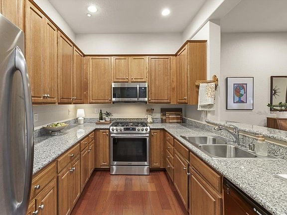 4th image of 6 Flora Ln