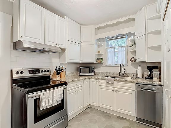 5th image of 115 E Lambright St