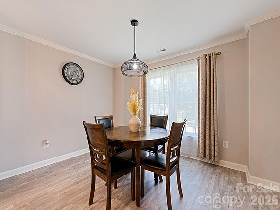 5th image of 721 Camelot Dr