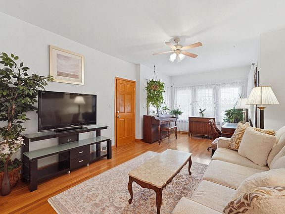 4th image of 5118 W Byron St