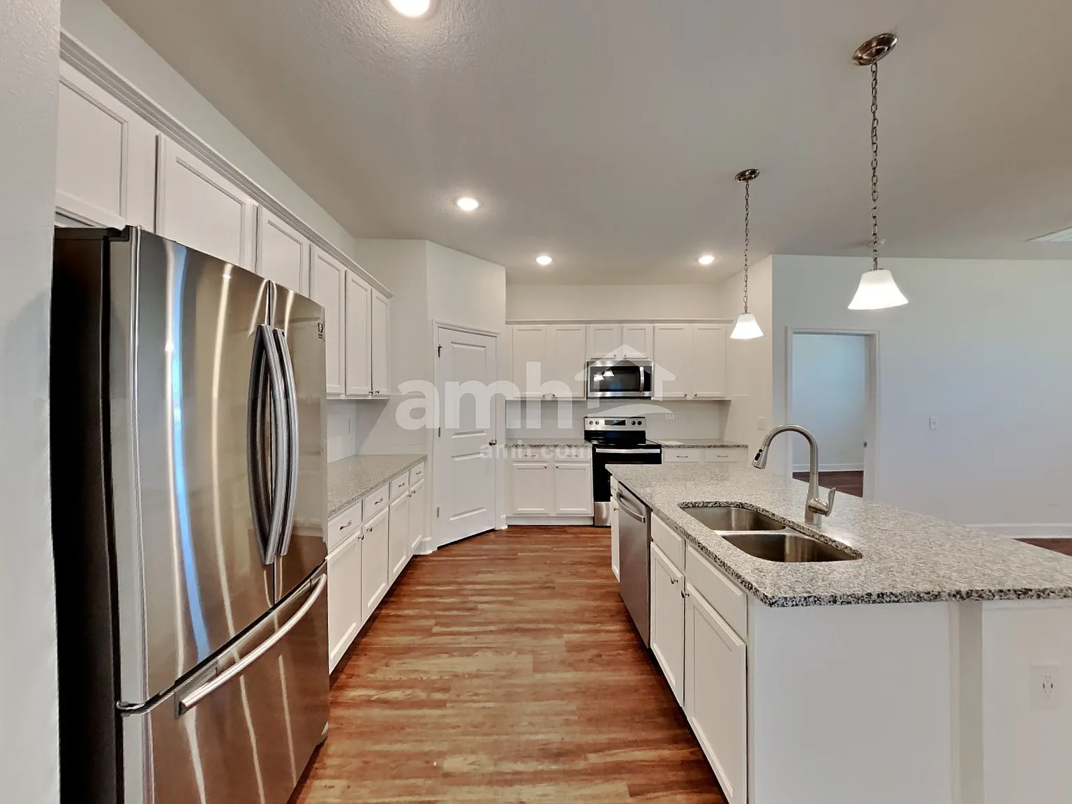 3 bed, 2.0 bath, 1700 sqft, $2,430 — Photo 3