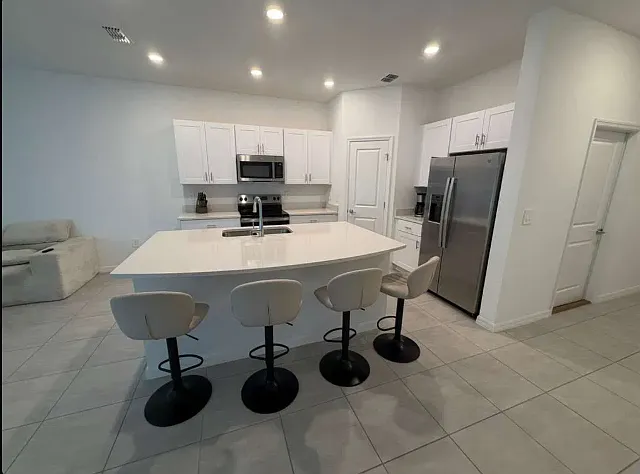 3 bed, 1373 sqft, $2,000 — Photo 3