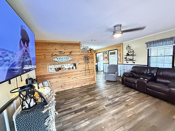 5th image of 764 Hillcrest Rd