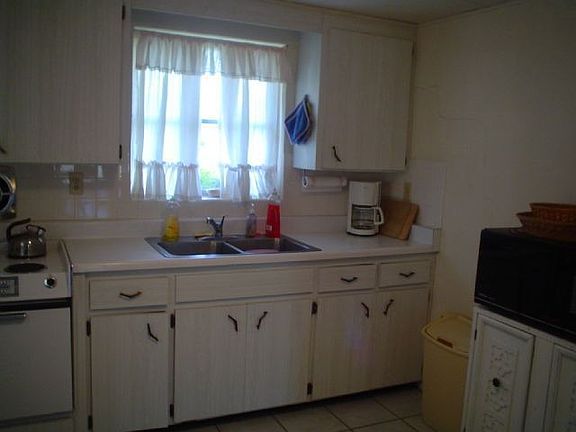 2nd image of 1154 Brown St
