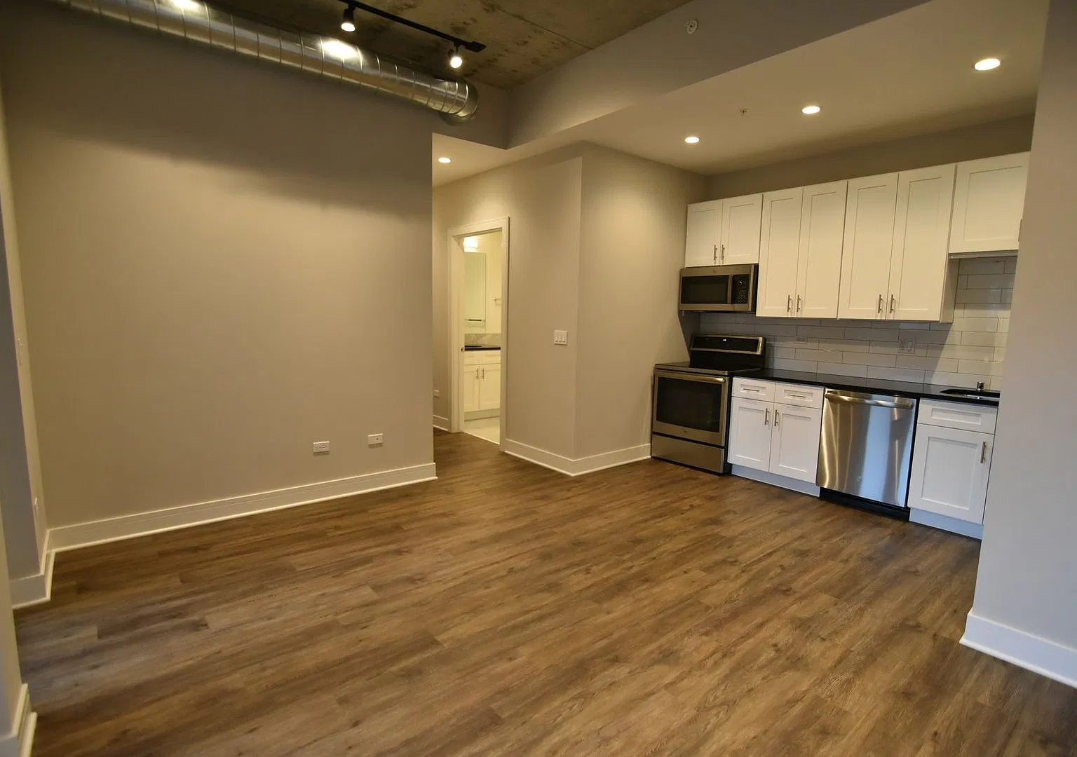 2 bed, 2.0 bath, 1041 sqft, $3,850 — Photo 2