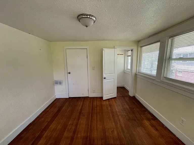 4415 Forest Ave — Photo 32