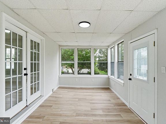 3rd image of 528 Davis Rd