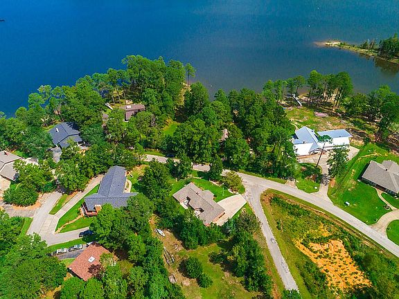 2nd image of 990 Lakeshore Dr