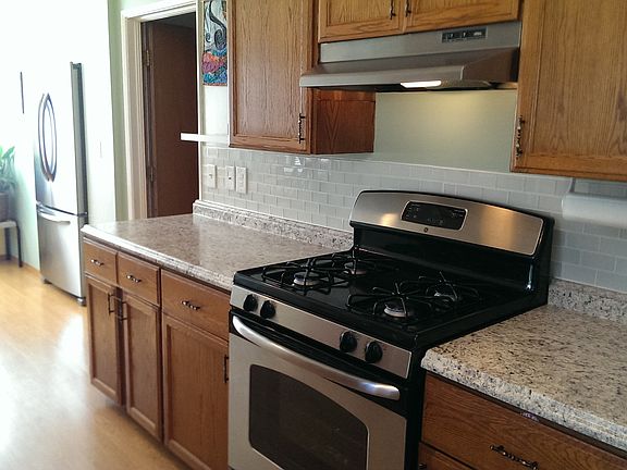 Kitchen, gas range, hood