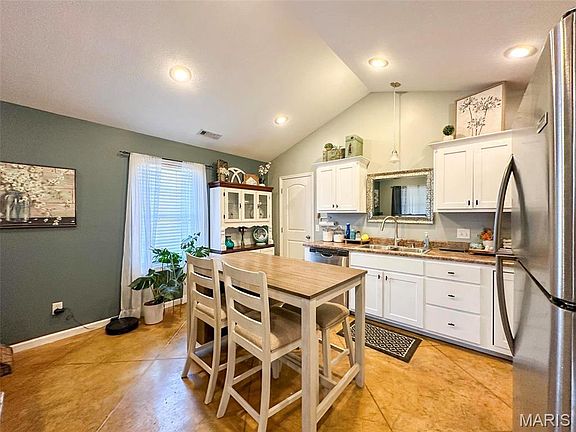 3rd image of 106 Avery Ln