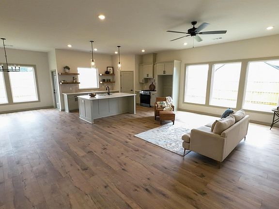 5th image of 124 Kelton Ln