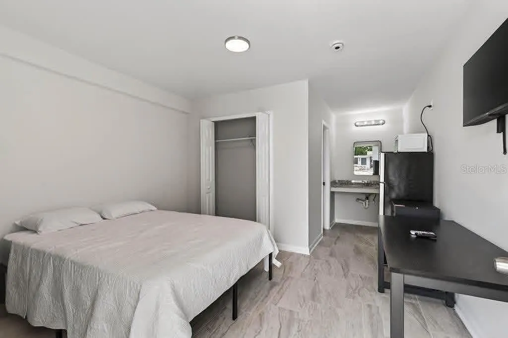 Studio, 1.0 bath, 185 sqft, $900 — Photo 3