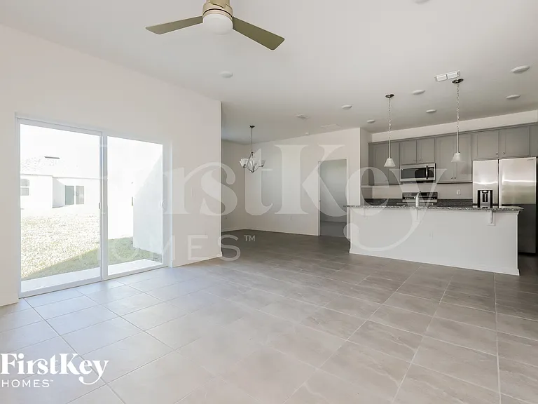414 Reina Way — Photo 3