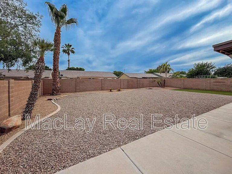 2863 E Oakland Ct — Photo 20
