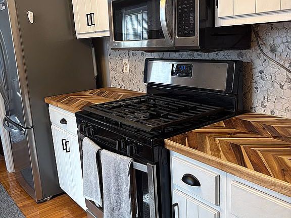 3rd image of 300 Gainesborough Ct