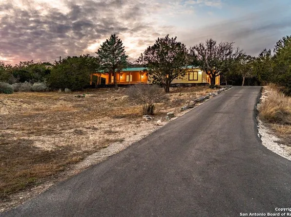 186 Shalako Dr, Kerrville, TX 78028