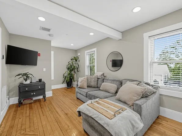 5 Russell St APT 4, Amesbury, MA 01913