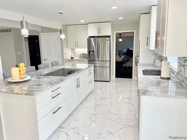 4077 Lincoln Dr — Photo 13