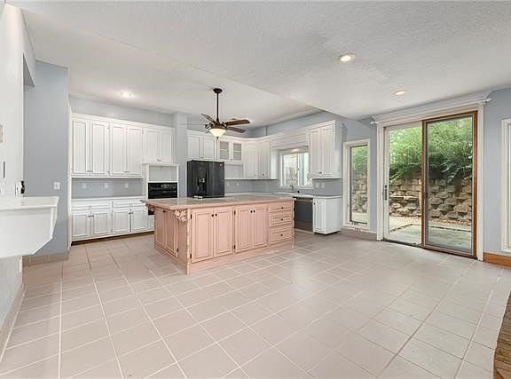 3rd image of 424 NE Cambridge Dr