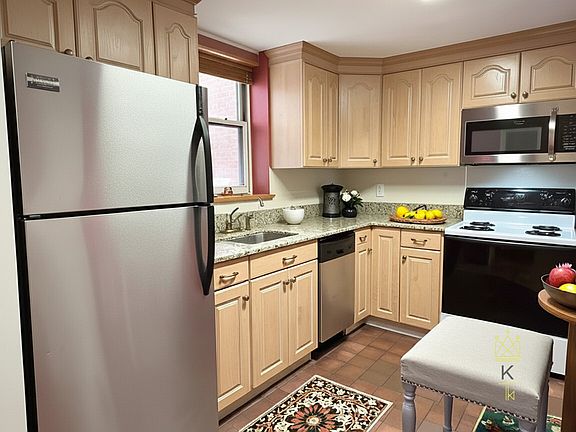 3rd image of 96 Gainsborough St Unit 106W